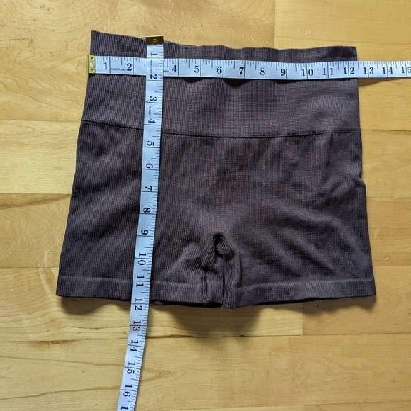 Aritzia TnAction TNABODY ATMOSPHERE ribbed perfomance shorts brown Medium @F1 - Picture 2 of 5